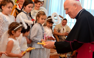 Biskup wręczył dzieciom słodkie upominki w podziękowaniu za występ
