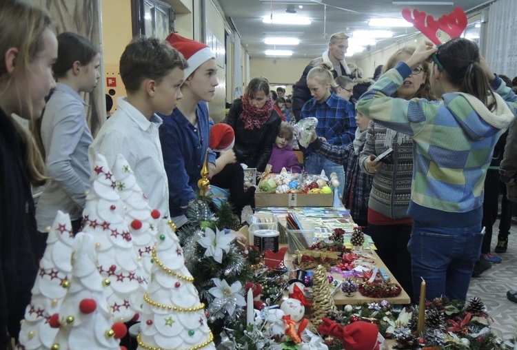 Jasełka i świąteczny kiermasz w bielskiej SP 1