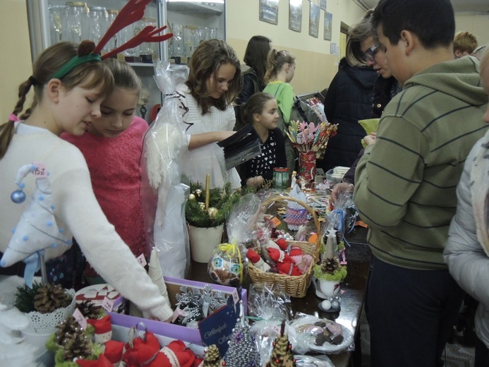 Jasełka i świąteczny kiermasz w bielskiej SP 1