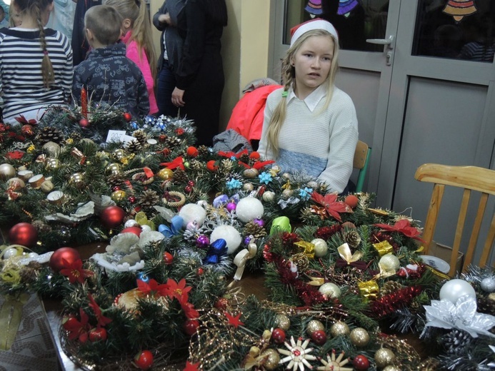 Jasełka i świąteczny kiermasz w bielskiej SP 1