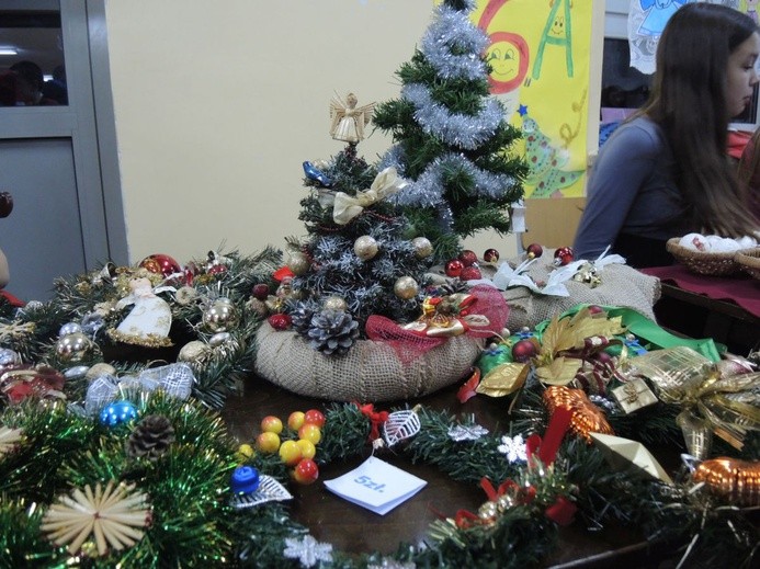 Jasełka i świąteczny kiermasz w bielskiej SP 1