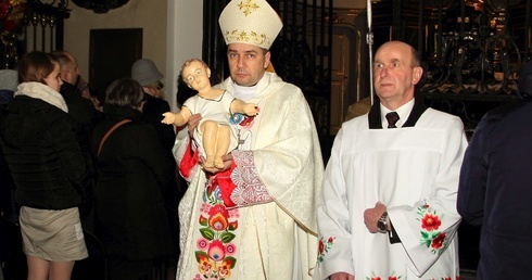Bp Wojciech Osial niesie w procesji figurkę Jezusa