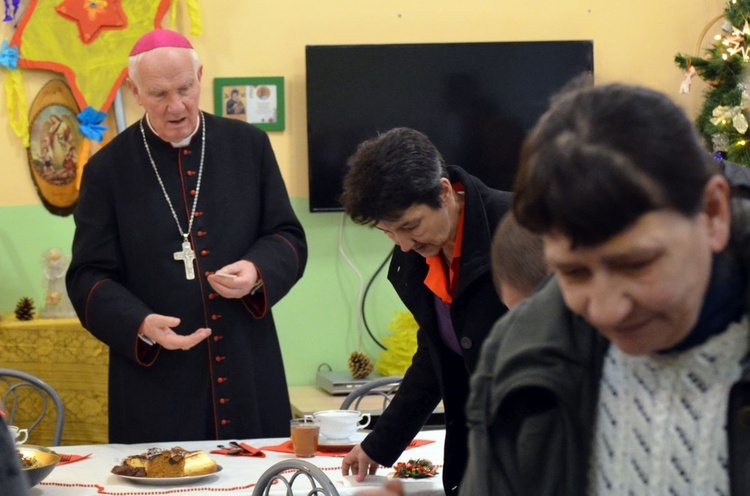 Opłatek z samotnymi w Caritas