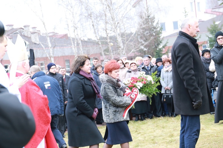 Pomnik ks. Popiełuszki w Mielcu