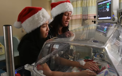Pielęgniarki śpiewają malutkiej Anyi "Have Yourself a Merry Little Christmas" 