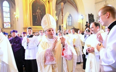 Pierwsze błogosławieństwo bp. Leszka Leszkiewicza po otrzymaniu sakry biskupiej