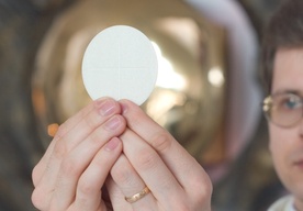 W Nowy Rok z Eucharystią o północy