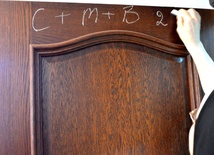 Na drzwiach do wszystkich pomieszczeń wypisano tradycyjne symbole