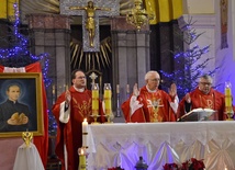 Obok ołtarza ustawiono portret i relikwie bł. ks. Bolesława Strzeleckiego