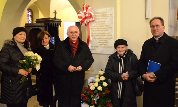 Przy pamiątkowej tablicy abp Wacław Depo i ks. Albert Warso. Druga z prawej Aleksandra Kobza, siostrzenica ks. Strzeleckiego