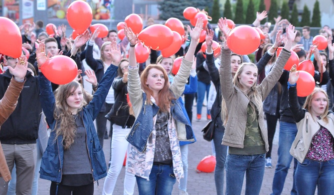 Taniec z balonami w Dębicy na 100 dni przed ŚDM2016