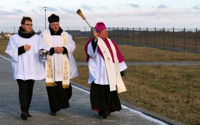 Bp Henryk Tomasik święci nową nekropolię w Opocznie