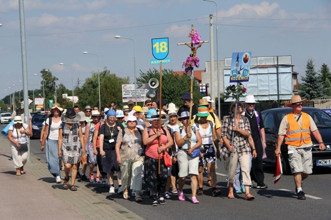 (Sierpień) Z całej diecezji na Jasną Górę maszerowała piesza pielgrzymka 