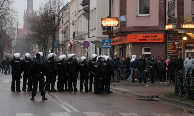 Ełk: Policja zatrzymała kilka osób atakujących radiowozy