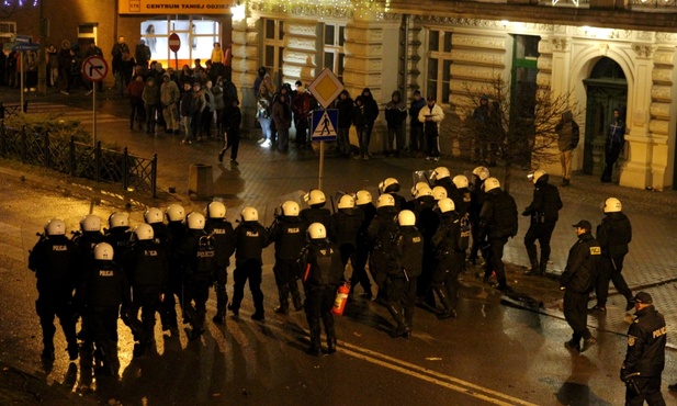 Policja: 28 zatrzymanych po zamieszkach w Ełku