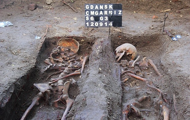 Zwłoki żołnierzy wyklętych chowano najczęściej w trumnach bez wieka. Na zdjęciu odnalezione po latach szkielety Danuty Siedzikówny „Inki” i Feliksa Selmanowicza „Zagończyka”. 
