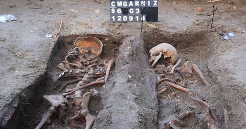 Zwłoki żołnierzy wyklętych chowano najczęściej w trumnach bez wieka. Na zdjęciu odnalezione po latach szkielety Danuty Siedzikówny „Inki” i Feliksa Selmanowicza „Zagończyka”. 