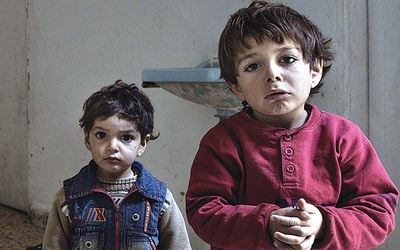 ▲	Dzieci z wioski k. Aleppo, sieroty po matce, która zginęła w bombardowaniu.