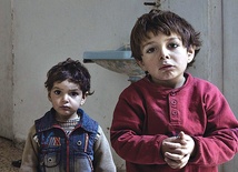 ▲	Dzieci z wioski k. Aleppo, sieroty po matce, która zginęła w bombardowaniu.