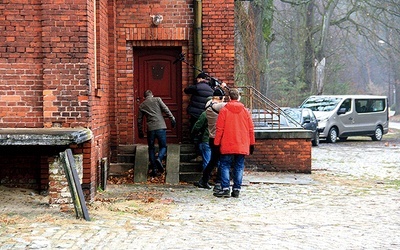 ▲	Brytyjska ekipa filmowa wchodzi do budynku stacji kolejowej w Jełowej.