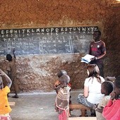 ▲	Lekcja w jednej ze szkół w misji Amakuriat (Monika Jamer – z lewej, w pierwszej ławce).