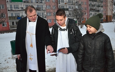 „Wizyta duszpasterska ma charakter małej liturgii sprawowanej w domowym sanktuarium” – czytamy w „Rytuale rodzinnym”.