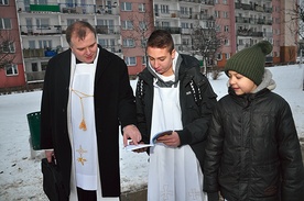 „Wizyta duszpasterska ma charakter małej liturgii sprawowanej w domowym sanktuarium” – czytamy w „Rytuale rodzinnym”.