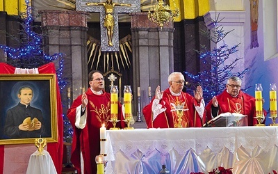 Mszy św. przewodniczył abp Wacław Depo. Koncelebrowali ks. kan. Zbigniew Tuchowski, proboszcz (z prawej), i ks. prał. Albert Warso.