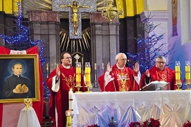 Mszy św. przewodniczył abp Wacław Depo. Koncelebrowali ks. kan. Zbigniew Tuchowski, proboszcz (z prawej), i ks. prał. Albert Warso.