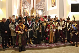 Członkowie Radomskiego Bractwa Strzelców Kurkowych z ks. Markiem Kujawskim i zaproszonymi  gośćmi.