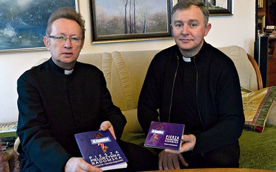 Książkę polecają redaktorzy (od lewej): ks. Jacek Kucharski i ks. Leszek Domagała.