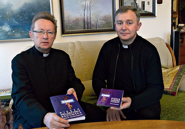 Książkę polecają redaktorzy (od lewej): ks. Jacek Kucharski i ks. Leszek Domagała.