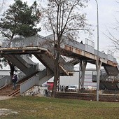 Zamiast niefunkcjonalnej kładki studenci proponują podziemny pasaż handlowy.