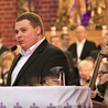 Piotr Lach podczas modlitewnego koncertu „Miłość ponad wszystko”.