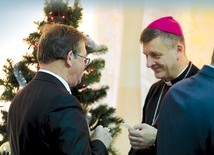 Bp Roman Pindel i prezes Piotr Ryszka podczas bielskiej wigilii dla bezdomnych.