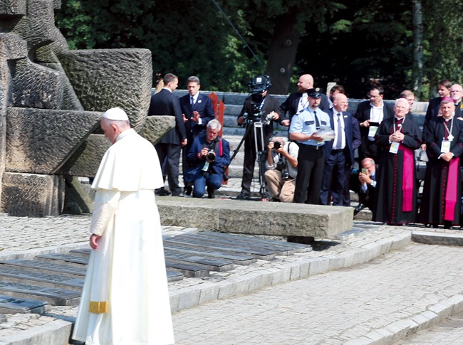 Papież Franciszek przy pomniku pomordowanych w KL Auschwitz-Birkenau