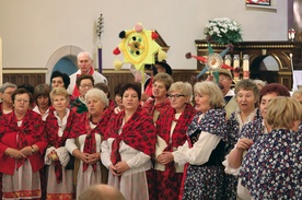 Widzów zachwyciły tradycyjne kolędy  i dzieła plastyczne seniorów 