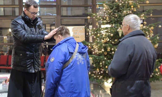 Na zakończenie spotkania każdy mógł przyjąć indywidualne błogosławieństwo z rąk ks. Mateusza Dudkiewicza