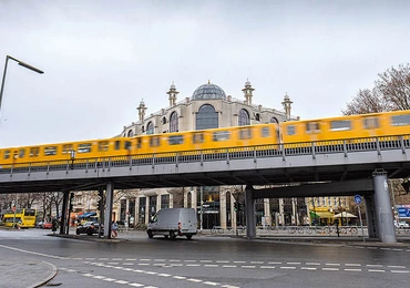 W berlińskiej dzielnicy Kreuzberg od 2013 r. obowiązuje zakaz eksponowania chrześcijańskich symboli religijnych w przestrzeni publicznej. Dominuje tu ogromny meczet  Umar-Ibn-Al-Khattab.