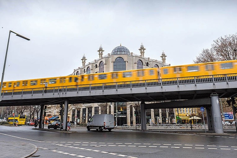 W berlińskiej dzielnicy Kreuzberg od 2013 r. obowiązuje zakaz eksponowania chrześcijańskich symboli religijnych w przestrzeni publicznej. Dominuje tu ogromny meczet  Umar-Ibn-Al-Khattab.