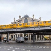 W berlińskiej dzielnicy Kreuzberg od 2013 r. obowiązuje zakaz eksponowania chrześcijańskich symboli religijnych w przestrzeni publicznej. Dominuje tu ogromny meczet  Umar-Ibn-Al-Khattab.