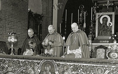 Abp Antoni Baraniak (pierwszy z lewej) podczas uroczystej sesji Episkopatu Polski we wrocławskiej katedrze w 1970 r.