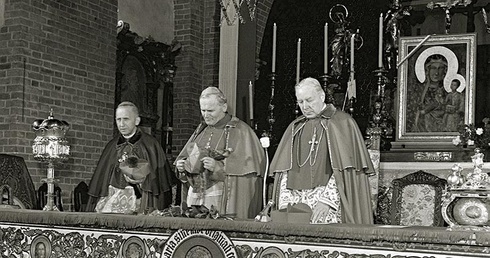 Abp Antoni Baraniak (pierwszy z lewej) podczas uroczystej sesji Episkopatu Polski we wrocławskiej katedrze w 1970 r.