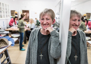 Siostra Urszula Głowacka prowadzi w Markach Centrum Integracji Społecznej. Jej dorośli wychowankowie mogą tu pracować i zarabiać na swoje utrzymanie.