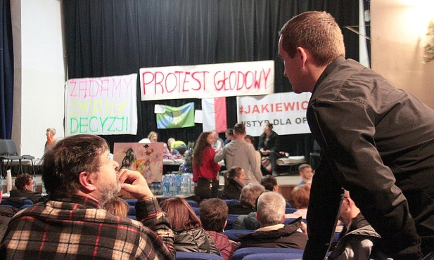 Głodujący zaostrzyli formę protestu