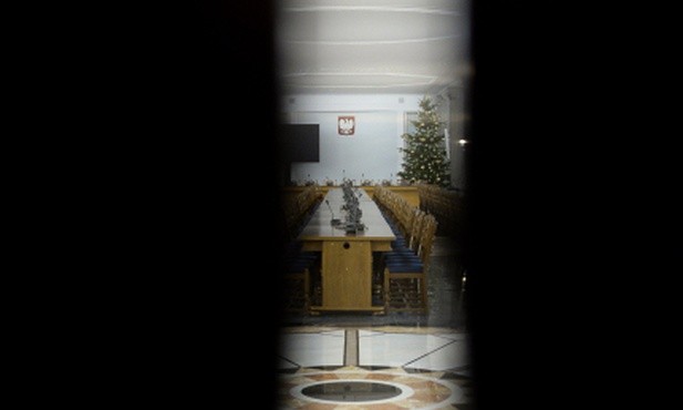 Eksperci: kontynuacja posiedzenia w Sali kolumnowej zgodna z prawem