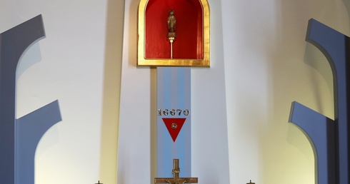 Obozowa figurka Matki Bożej w kaplicy kościoła w Harmężach
