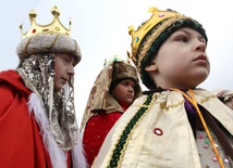 1545 królów, 700 tysięcy koron. Orszaki przemierzają miasta