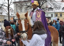 Niebieski król musiał sobie poradzić z przestraszonym kucykiem.