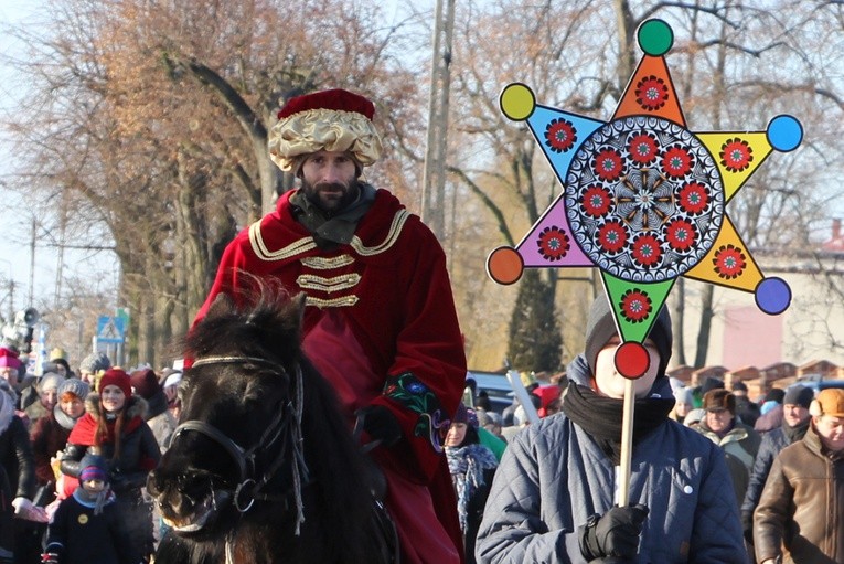 Orszak podążał za gwiazdą ozdobioną wzorami znanymi z łowickich wycicanek